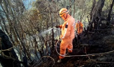 Defensa Civil de Colombia sofocando un incendio este martes, en Honda, departamento de Tolima