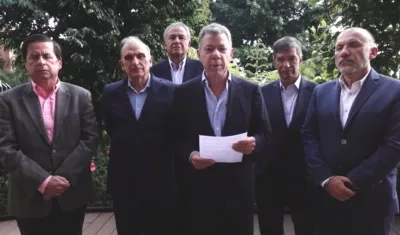 Juan Manuel Santos, expresidente de Colombia, con parte del equipo negociador de su gobierno con las FARC.