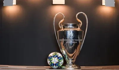 El trofeo de la Liga de Campeones. 
