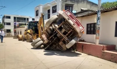 Así quedó la volqueta luego que el pavimento cediera.