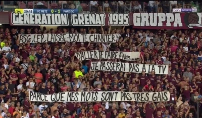 Pancarta con mensaje homofóbico en el partido. 