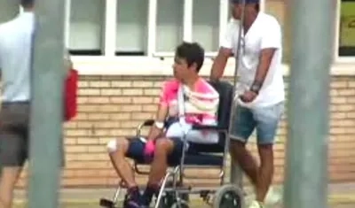 Rigoberto Urán ingresando a un hospital de Barcelona.