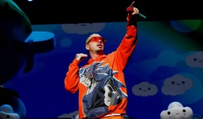 J Balvin en medio de su concierto en Puerto Rico.