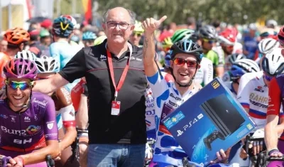 Ángel Madrazo recibe su PS4 en la línea de salida. 