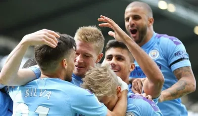 Jugadores del Manchester City celebran una anotación. 