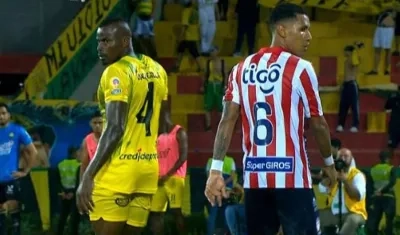 Marvin Valecilla y James Sánchez, en plena acción del partido.