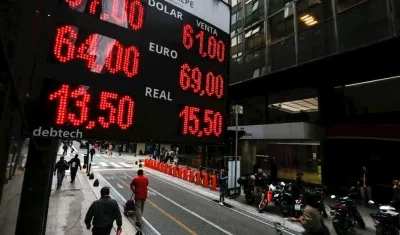 Vista de pizarras que marcan la cotización de la moneda extranjera con el peso argentino.