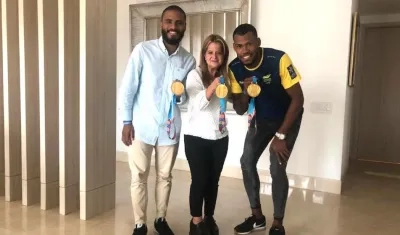 La candidata Elsa Noguera con los medallistas Alex Cujavante y Anthony Zambrano.