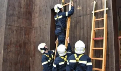 Bomberos trabajaron en el ascensor papal, donde quedó atrapado el Papa Francisco..
