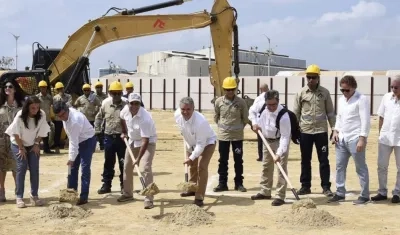 Presidente Duque , Alcalde Char, el presidente del BID y el Ministro de Hacienda, durante el inicio de obras.