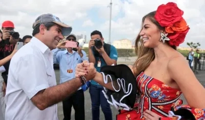 El alcalde de Barranquilla Alejandro Char y la Reina del Carnaval de Barranquilla 2020 Isabella Chams.