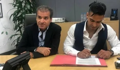 Momento de la firma del colombiano.