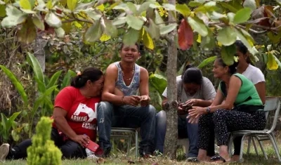 Familiares y allegados de la política liberal Karina García lloran este lunes en Suárez, Cauca.