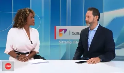 Mábel Lara conversa con Jorge Acosta gerente de NTC, la productora de Noticias Uno.