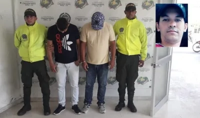 Los dos hombres capturados por la Policía. En la foto pequeña, la víctima mortal.