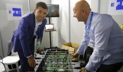 Deco y Luis Villarejo, juegan futbolín. 