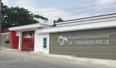 La menor recibe asistencia médica en el Hospital de Sabanalarga.