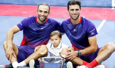 Juan Sebastián Cabal, su hijo y Robert Farah. 