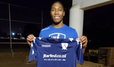 Caster Semenya con la camiseta de su nuevo equipo. 