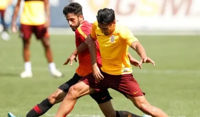 Falcao García en acción del partido de entrenamiento. 
