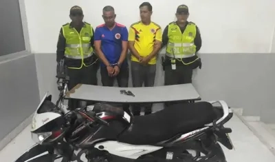 Los dos capturados por parte de la Policía.