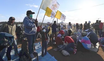Fieles asisten a un acto del Papa Francisco en Madagascar.