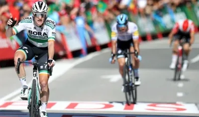 Sam Bennett gana la etapa.