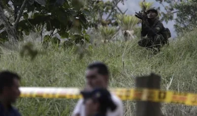 Autoridades en un levantamiento de cadáver en zona rural.