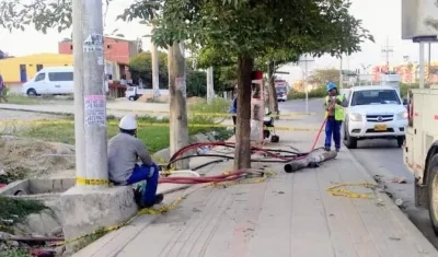 Operarios de Electricaribe trabajando en la zona afectada.