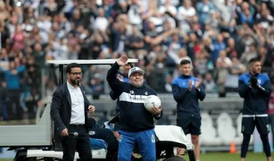 Diego Maradona saluda a la afición. 