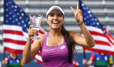 María Camila Osorio con el trofeo de ganadora del US Open Júnior. 