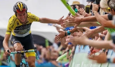 Sepp Kuss se impone e la meta. 