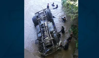 Camión del Esmad que cayó al Río Tucurinca.