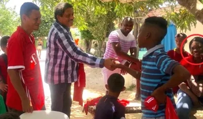 El Concejal José Camacho, acompañado de Cielo Reyes (en el círculo), durante un acto.