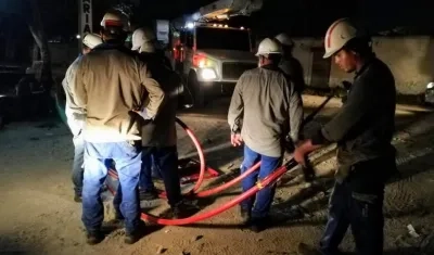 Operarios de Electricaribe trabajando en el restablecimiento del servicio de energía.