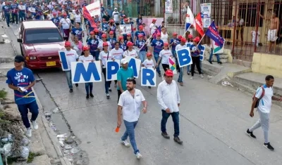 Jaime Pumarejo en su recorrido por el barrio Santo Domingo.