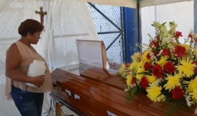 El hombre es velado en el barrio Villa Marbella.