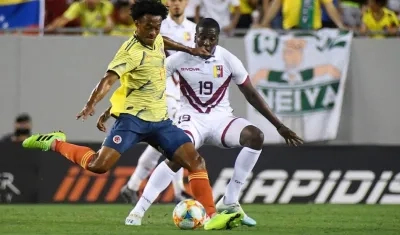 Juan Guillermo Cuadrado ensayando un remate frente a la marca de Jan Carlos Hurtado.