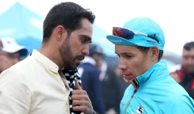Alberto Contador conversa con Miguel Ángel López. 