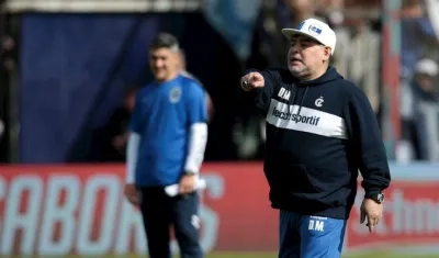 Diego Maradona durante su primer entrenamiento con Gimnasia. 