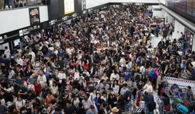 La agencia local de noticias Kyodo calcula que unas 17.000 personas quedaron retenidas en la terminal aérea por el tifón.