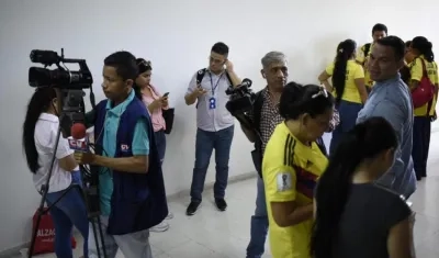 Medios de comunicación afuera de la audiencia.