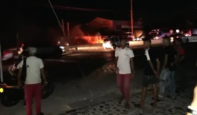 Bloqueos esta noche en la Circunvalar por el pésimo servicio de Electricaribe.