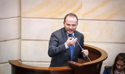 Francisco José Chaux, Viceministro del Interior, respaldando la iniciativa en el Senado.