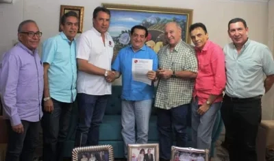 Jorge Oñate recibiendo la noticia de su homenaje.