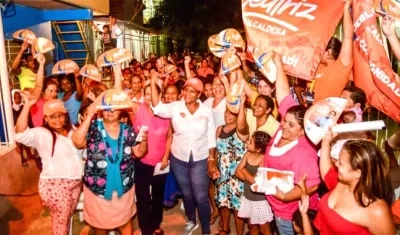 Beatriz Barraza durante su visita a los barrios Altos de La Metro y Nuevo Éxito.