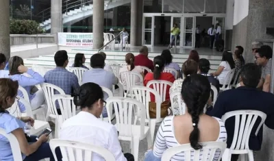 Entrada principal al Centro Cívico, durante una jornada de información.