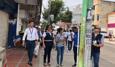 Funcionarios de la Procuraduría retirando publicidad ilegal en Soledad.