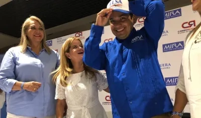 El senador Carlos Eduardo Guevara se pone la cachuca de la campaña de Elsa Noguera a la Gobernación del Atlántico.