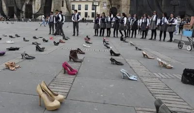  Fotografía de pares de zapatos que hacen parte de un montaje artístico de ciudadanos venezolanos que piden no ser discriminados, este viernes en la Plaza Bolívar de Bogotá (Colombia). 